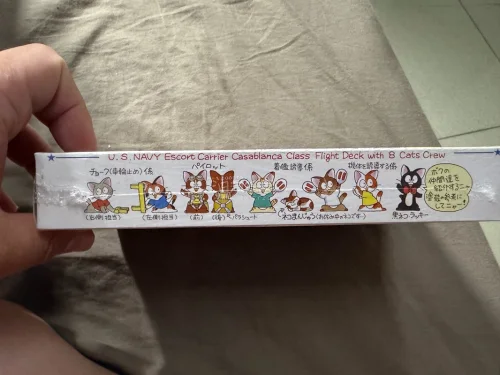 这次通过任意门入手SWEET这套1/144 FM‑2猫咪飞行甲板套装，是很有特色的趣味题材模型。商品盒况完好，包装盒也非常完整，海外采购的品相超出预期。整个代购流程清晰，包裹防护做得很到位，没有出现运输挤压损伤。这套带航母甲板地台与八只猫咪地勤兵人的套件国内很难寻觅...