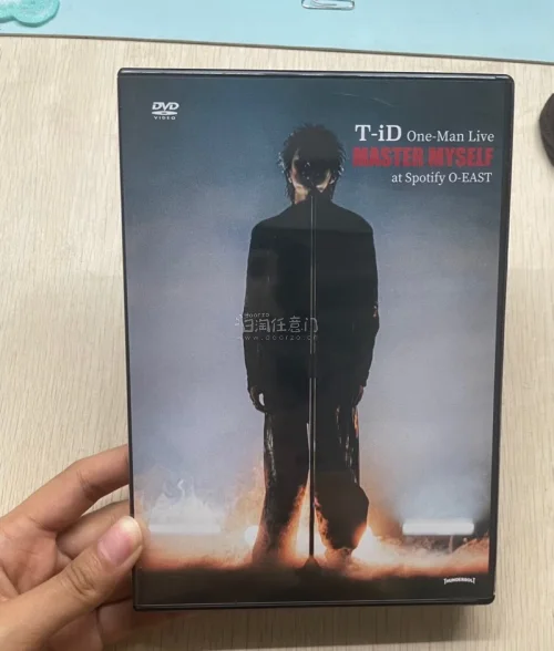 通过挖煤姬买了我推去年的live dvd，下单顺利，能通过平台代购真的省去不少语言不通的麻烦
到货外包装完好无损，这次运输很快有点惊喜，仓库发货到快递派送只有一周多
