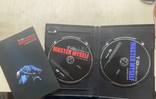 通过挖煤姬买了我推去年的live dvd，下单顺利，能通过平台代购真的省去不少语言不通的麻烦
到货外包装完好无损，这次运输很快有点惊喜，仓库发货到快递派送只有一周多