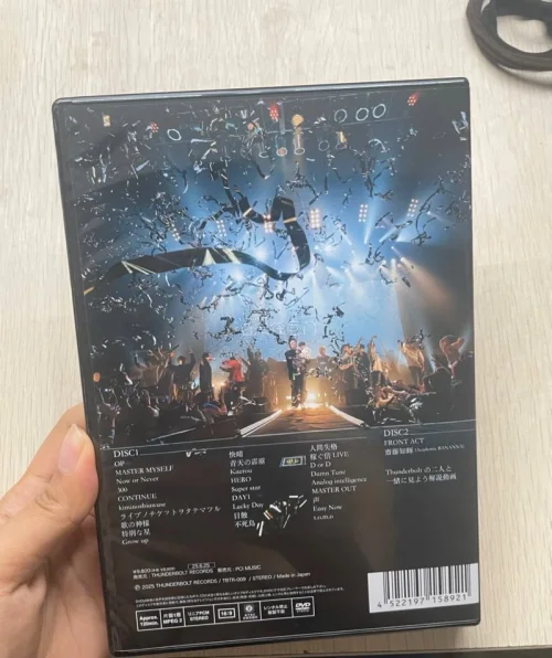 通过挖煤姬买了我推去年的live dvd，下单顺利，能通过平台代购真的省去不少语言不通的麻烦
到货外包装完好无损，这次运输很快有点惊喜，仓库发货到快递派送只有一周多