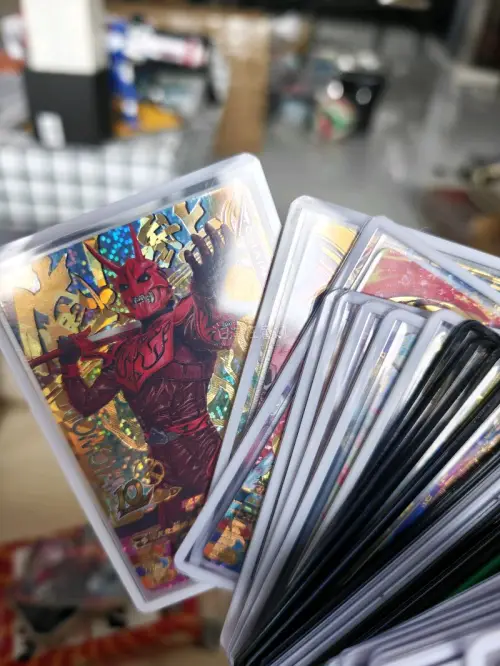 这次购买了很多很多的假面骑士街机卡。卖家很贴心的给了卡膜和卡套，真的太感谢了。并且卡的橙色都非常好，也是很好看的卡，我很喜欢。