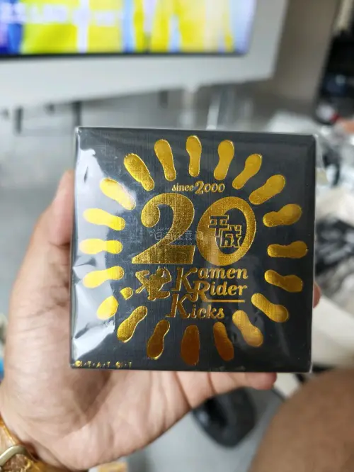 这次购买了很多很多的假面骑士街机卡。卖家很贴心的给了卡膜和卡套，真的太感谢了。并且卡的橙色都非常好，也是很好看的卡，我很喜欢。