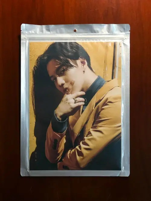 继续我的Kpop之旅~用挖煤姬韩淘也有一年半载了，经常能在闪电市场挖到宝，每次都满载而归~这次久违的入手了一波闪闪的周边~珉豪的两张小卡，古早的傻帽湿巾特典卡和新专Atmos特典闪卡，都很好看，算是有点稀有的小纸片~最喜欢的还是泰民1 of 1大照片，复古黄西装造型...