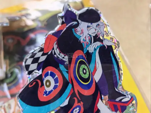 在骏河屋预定了两个支架立牌，第一次买这种立牌，没想到实物比效果图好看，就是表面摸起来像是滴胶，不知道容不容易发黄。发货挺快的，我还以为要等很久。