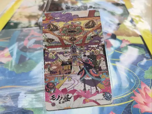 在骏河屋预定了两个支架立牌，第一次买这种立牌，没想到实物比效果图好看，就是表面摸起来像是滴胶，不知道容不容易发黄。发货挺快的，我还以为要等很久。