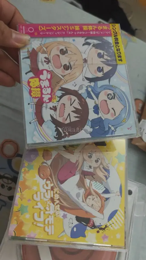 最近入手了几本CD绘本，收到后马上翻了翻?。画风可爱，色彩明亮，内容讲的是日常习惯和情绪管理，图文搭配很自然，读起来轻松不费劲。包装严实，书角完好无损，物流也快，8-9天就到了?
