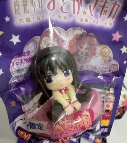 这是魔法少女小圆中的晓美焰，造型非常可爱，小巧玲珑一个，拿到手里爱不释手。挖煤姬真的很好，能让我买到这么好的东西