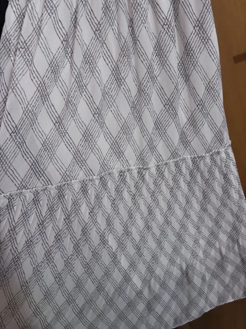 这条SNIDEL连衣裙氛围感十足，柔美的荷叶V领精致衬脸型，手绘细格纹素雅高级。腰部打揽收腰显瘦，雪纺面料轻盈飘逸，日常约会通勤都适配，温柔又耐看。