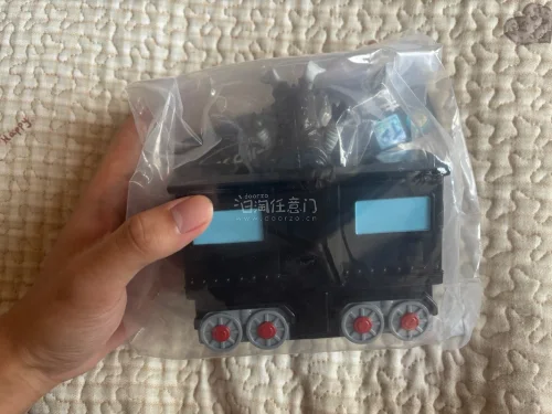 
蹲了好久终于在挖煤姬拍到这款泽顿列车车厢软胶摆件，整体入手体验可以好好说一说。

最开始被它复古黑火车造型吸引，车厢做工很扎实，漆面均匀没有明显飞边，车顶探出的角色人偶细节刻画到位，轮子、铆钉、小锁链这些小点缀都做出来了，氛围感直接拉满。商品页面标注是二手品相，到...