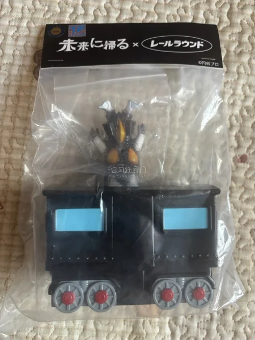 
蹲了好久终于在挖煤姬拍到这款泽顿列车车厢软胶摆件，整体入手体验可以好好说一说。

最开始被它复古黑火车造型吸引，车厢做工很扎实，漆面均匀没有明显飞边，车顶探出的角色人偶细节刻画到位，轮子、铆钉、小锁链这些小点缀都做出来了，氛围感直接拉满。商品页面标注是二手品相，到...