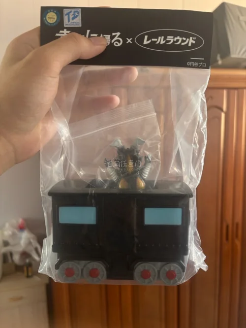 
蹲了好久终于在挖煤姬拍到这款泽顿列车车厢软胶摆件，整体入手体验可以好好说一说。

最开始被它复古黑火车造型吸引，车厢做工很扎实，漆面均匀没有明显飞边，车顶探出的角色人偶细节刻画到位，轮子、铆钉、小锁链这些小点缀都做出来了，氛围感直接拉满。商品页面标注是二手品相，到...