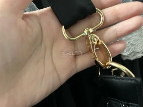 这次低价购入了库洛米的一番赏包包，到货之后还有点意外，质量竟然不错，五金也没有损坏。secret door的斜挎包也是全新的，卖家包装很用心，包带、拉链之类的都用泡沫膜包好