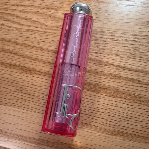 买了canmake和倩丽的眼影盘和卧蚕盘，很清透好用，dior的腮红棒色号很好看，价格划算，物流也很快，满意
