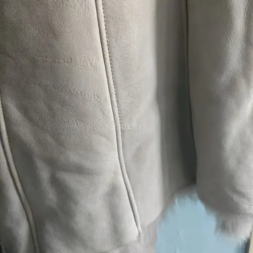 第一次在挖煤機上切衣服，買了一件外套。走的是海運，以為要兩三個月，沒想到一個月就到了，速度非常快。收到貨，檢查一下物品沒有損壞。挺好的