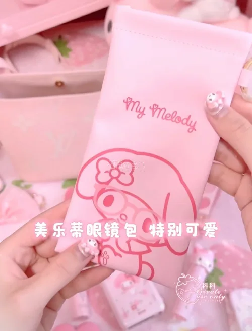 美乐蒂眼镜包+同款眼镜布套装，粉色调超级甜，印花清晰。眼镜包弹力很好，可以稳妥收纳眼镜，眼镜布擦拭镜片不留痕迹，日常出门携带方便，可爱又实用，美乐蒂粉丝必入。