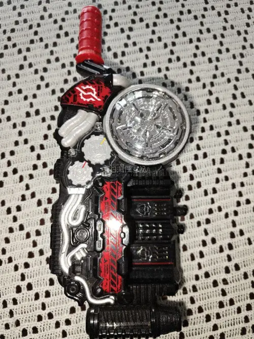 这次在上面购买的是DX假面骑士Build驱动器，万代正版变身腰带。套装附带兔子、坦克满装瓶罐，转动摇杆触发声光变身。做工扎实可玩性高，可搭配大量瓶罐解锁多种最佳匹配形态，收藏把玩皆宜。

