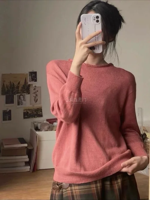 毛衣实物颜色很好看，温柔的豆沙调，和图片几乎没有色差。面料柔软不扎皮肤，版型宽松舒服，上身慵懒感十足。卖家包装仔细，发货速度快，沟通回复也很及时，成色和描述一致，非常满意，推荐！