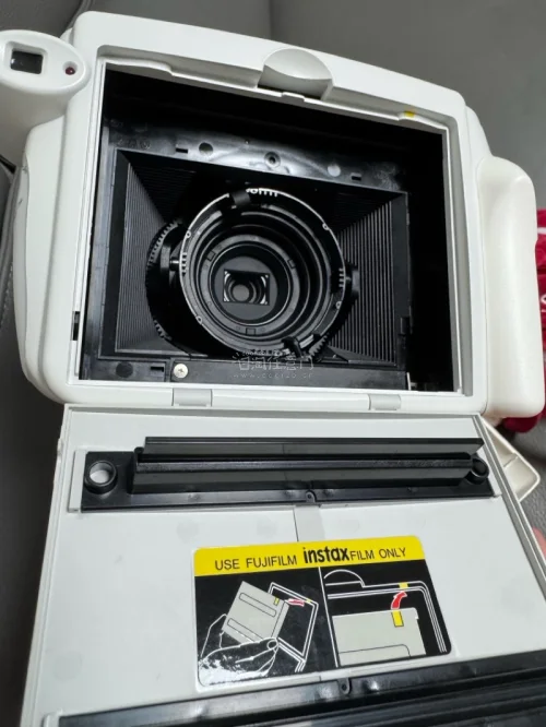 这款instax210是Hello Kitty稀有联名宽幅机型，机身成色很不错，包含机器本体，还有同款联名wide相纸。宽幅拍出来照片尺寸更大，氛围感很好。提醒大家下单前留意物流限制，闪电市场仅支持大陆地址，购买二手海外相机一定要确认好发货渠道，避免后续产生额外关税...