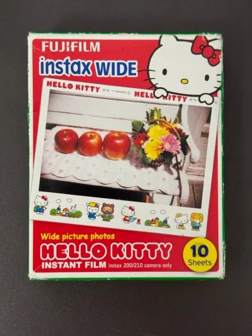 这款instax210是Hello Kitty稀有联名宽幅机型，机身成色很不错，包含机器本体，还有同款联名wide相纸。宽幅拍出来照片尺寸更大，氛围感很好。提醒大家下单前留意物流限制，闪电市场仅支持大陆地址，购买二手海外相机一定要确认好发货渠道，避免后续产生额外关税...