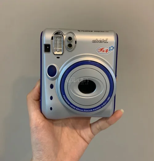八月收获超满意的中古好物！心心念念的富士instax mini50终于顺利到手，经典银黑机身复古感拉满，双快门设计横拍竖拍随心切换，自带自拍镜，拍人像氛围感绝佳。机型早已停产，想要找到成色优秀、功能完好的机子，在国内挑选余地不大，日淘中古是很好的选择。