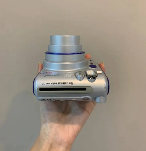 八月收获超满意的中古好物！心心念念的富士instax mini50终于顺利到手，经典银黑机身复古感拉满，双快门设计横拍竖拍随心切换，自带自拍镜，拍人像氛围感绝佳。机型早已停产，想要找到成色优秀、功能完好的机子，在国内挑选余地不大，日淘中古是很好的选择。