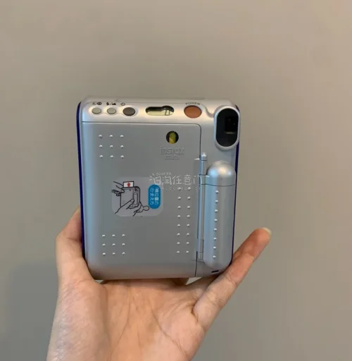 八月收获超满意的中古好物！心心念念的富士instax mini50终于顺利到手，经典银黑机身复古感拉满，双快门设计横拍竖拍随心切换，自带自拍镜，拍人像氛围感绝佳。机型早已停产，想要找到成色优秀、功能完好的机子，在国内挑选余地不大，日淘中古是很好的选择。