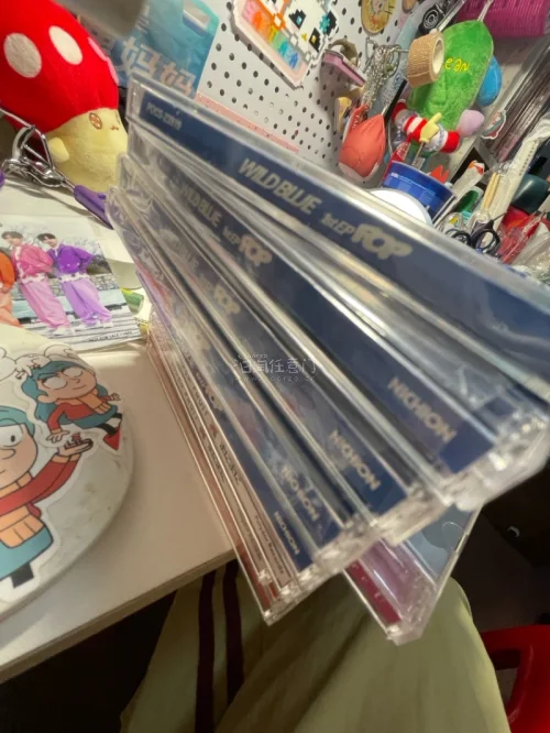 这次购物体验特别满意！收到的小卡和碟片包装得很仔细，物品保存状态很好，实物和图片描述没有出入。品相超出我的预期，拆开包裹没有磕碰损伤。整体交易沟通顺畅，发货速度也很不错，很开心能够收到喜欢的周边，非常推荐，下次有需要还会再来！