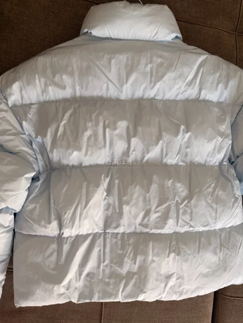 ?在挖煤姬买到了超喜欢的全新puma羽绒服，好漂亮的蓝色，图片都拍不出来它的美，质量很好，喜欢喜欢，太实惠了， 非常好看，保存得很好
?在首页搜索羽绒服，然后点译，就会出来很多，而且看中一件羽绒服之后往下翻它就会出来很多相关的推荐，这件衣服就是我在相关的推荐里面找到...