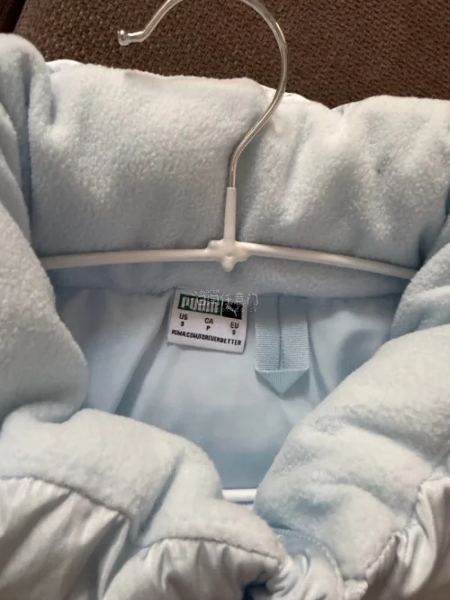 ?在挖煤姬买到了超喜欢的全新puma羽绒服，好漂亮的蓝色，图片都拍不出来它的美，质量很好，喜欢喜欢，太实惠了， 非常好看，保存得很好
?在首页搜索羽绒服，然后点译，就会出来很多，而且看中一件羽绒服之后往下翻它就会出来很多相关的推荐，这件衣服就是我在相关的推荐里面找到...