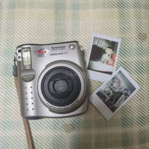 富士instax mini10复古银拍立得年代感十足，可以开机，成色完好，拍照自带复古滤镜。顺带入手Coach灰色尼龙双肩包，轻便耐磨，收纳拍立得刚刚好。卖家如实标注瑕疵，合单转运打包严实，顺利免税到手，中古性价比远超国内，复古爱好者可冲～