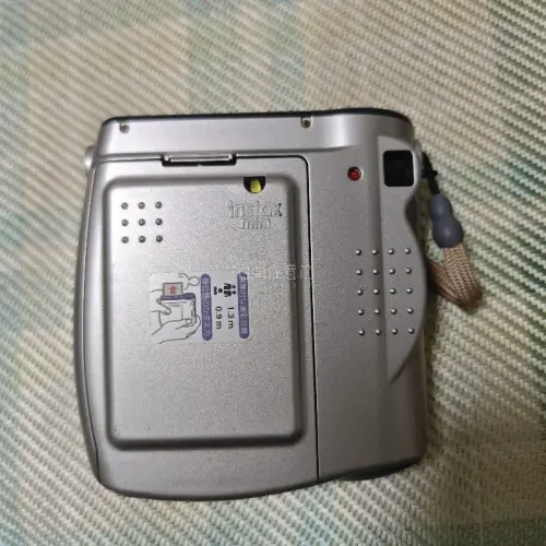富士instax mini10复古银拍立得年代感十足，可以开机，成色完好，拍照自带复古滤镜。顺带入手Coach灰色尼龙双肩包，轻便耐磨，收纳拍立得刚刚好。卖家如实标注瑕疵，合单转运打包严实，顺利免税到手，中古性价比远超国内，复古爱好者可冲～