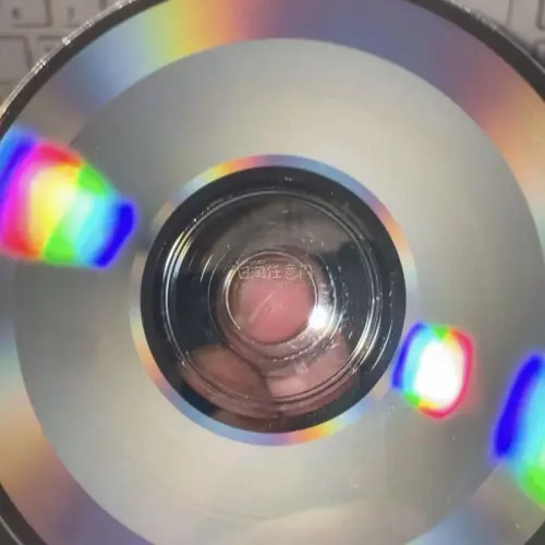 终于在挖煤姬蹲到好价，成功切到了四人囃子的一触即发日首版CD！拼团运费格外友好，没有花太多额外开销。收到拆开检查,碟片品相完好，外壳也没有明显磨损，保存状态超出预期。迫不及待放进播放器，美美开听，日版独有的质感真的很赞，能收到心仪的绝版碟，这份等待真的特别值得。
