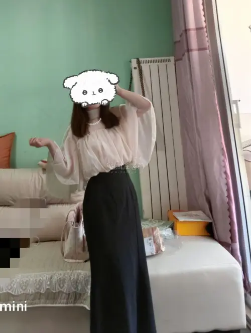 每次拿到新衣服就会在镜子前进行一场酣畅淋漓的搭！本次邀请到的嘉宾是grl的斗篷小上衣，上身挺舒服的比较轻不会很闷但是布料还是百分百聚酯纤维，穿上直接让我梦回童年披着白色蚊帐当小裙子的时候，总而言之是很美萌的一件
对于我这种不喜欢塞上衣的懒癌晚期来说可以说是福音了?