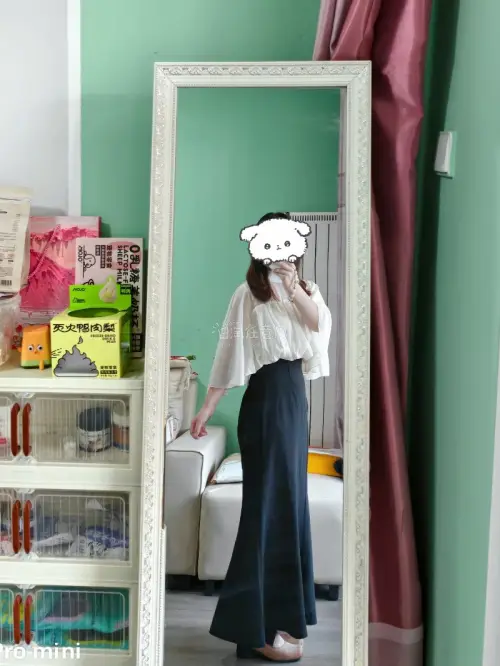 每次拿到新衣服就会在镜子前进行一场酣畅淋漓的搭！本次邀请到的嘉宾是grl的斗篷小上衣，上身挺舒服的比较轻不会很闷但是布料还是百分百聚酯纤维，穿上直接让我梦回童年披着白色蚊帐当小裙子的时候，总而言之是很美萌的一件
对于我这种不喜欢塞上衣的懒癌晚期来说可以说是福音了?