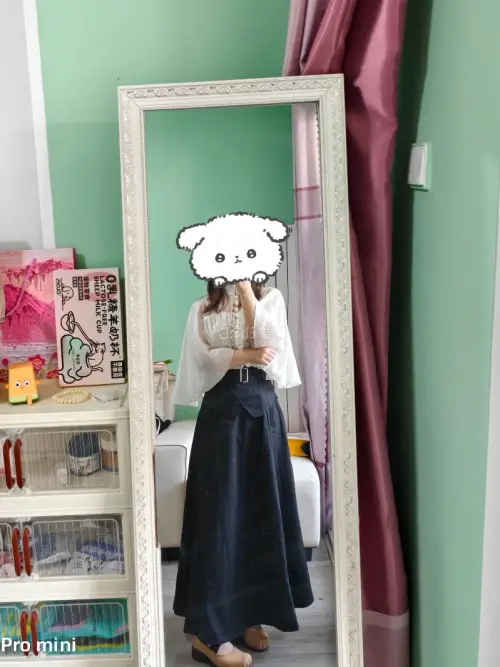 每次拿到新衣服就会在镜子前进行一场酣畅淋漓的搭！本次邀请到的嘉宾是grl的斗篷小上衣，上身挺舒服的比较轻不会很闷但是布料还是百分百聚酯纤维，穿上直接让我梦回童年披着白色蚊帐当小裙子的时候，总而言之是很美萌的一件
对于我这种不喜欢塞上衣的懒癌晚期来说可以说是福音了?