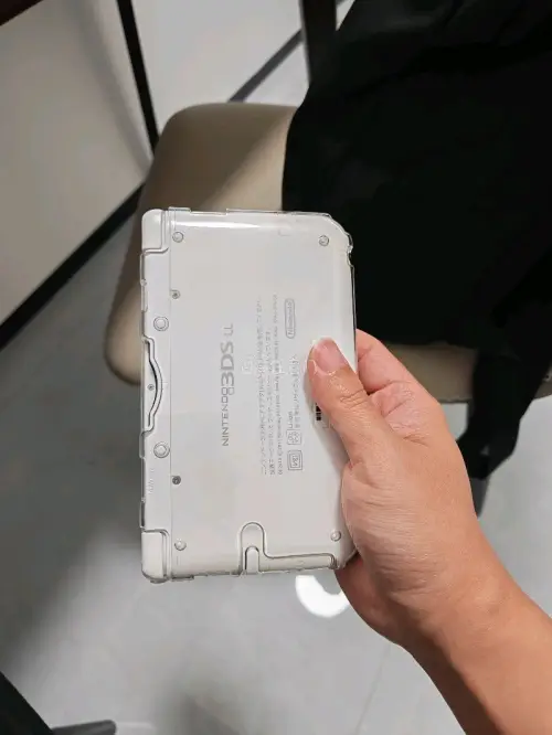 这一款是纯白色的，带有保护壳，整体非常的干净，非常的好，还是很不错的，这个颜色真的很好看，还是很干净的，白色真的很好看，屏幕也很不错，给个好评