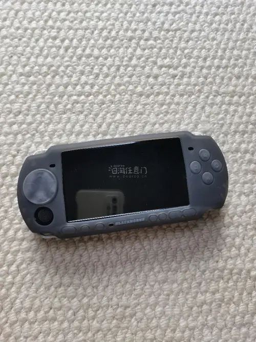 这台游戏机是帮我家里人购买的，恰好看到箱说全就入手了。psp2000已经是比较复古的游戏机了，想要一台成色好点的确实不太容易。找了挺久的，看着合适就入手了，购物流程简单，到货也快，很省心的一次购物体验～
