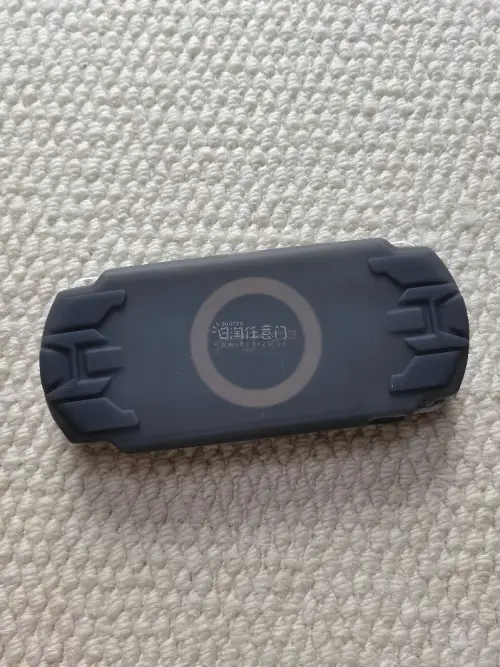 这台游戏机是帮我家里人购买的，恰好看到箱说全就入手了。psp2000已经是比较复古的游戏机了，想要一台成色好点的确实不太容易。找了挺久的，看着合适就入手了，购物流程简单，到货也快，很省心的一次购物体验～