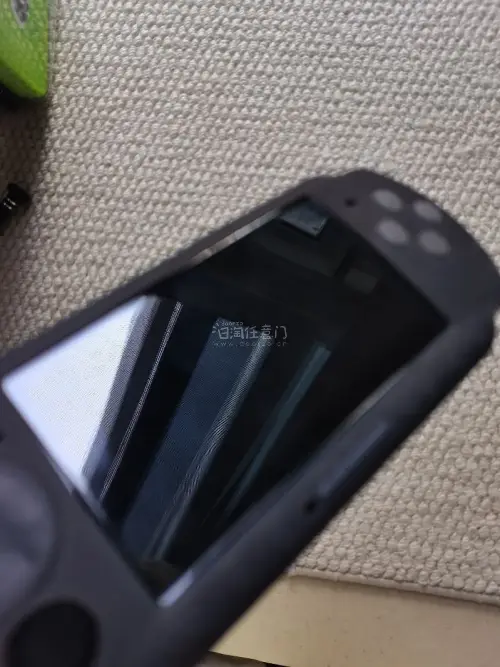 这台游戏机是帮我家里人购买的，恰好看到箱说全就入手了。psp2000已经是比较复古的游戏机了，想要一台成色好点的确实不太容易。找了挺久的，看着合适就入手了，购物流程简单，到货也快，很省心的一次购物体验～