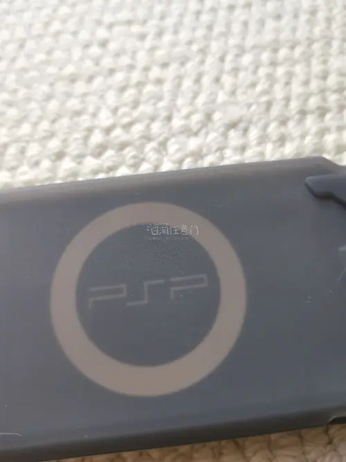 这台游戏机是帮我家里人购买的，恰好看到箱说全就入手了。psp2000已经是比较复古的游戏机了，想要一台成色好点的确实不太容易。找了挺久的，看着合适就入手了，购物流程简单，到货也快，很省心的一次购物体验～