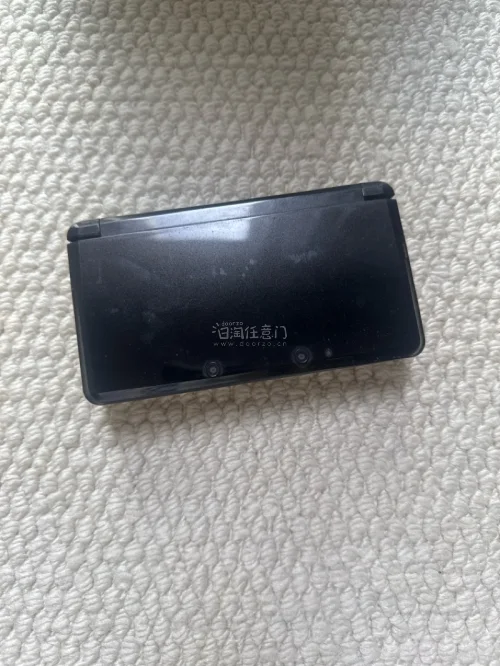 现在国内的购物平台虽然也有卖3ds的，但是看来看去都感觉有点儿担心，最后还是选择这次在挖煤姬买其他东西的时候，顺便购入这台3ds。前段时间汇率还可以，果断拿下。参与了一次拍卖，也算是不错的体验。