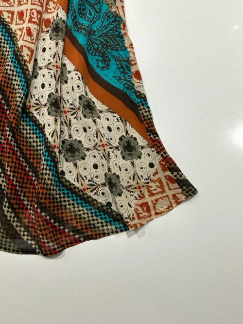 衣服实物和图片完全一致，印花配色复古高级，面料顺滑有内衬，做工走线工整没有瑕疵。卖家打包严实，发货速度很快，沟通温柔耐心，这件复古无袖上衣超显气质，性价比超高，非常满意，强烈推荐！