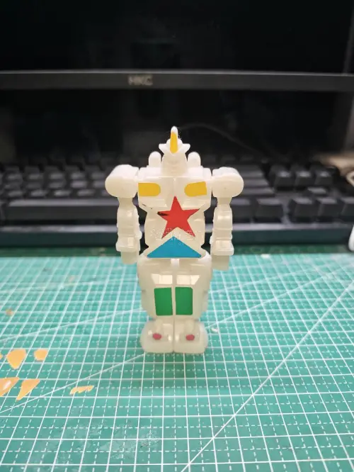 淘到一款怀旧老款战队拼装机器人，超力战队中的阻绝王者，夜光底色配色经典，造型质朴，满满的童年回忆，拿在手里重拾儿时简单的快乐。