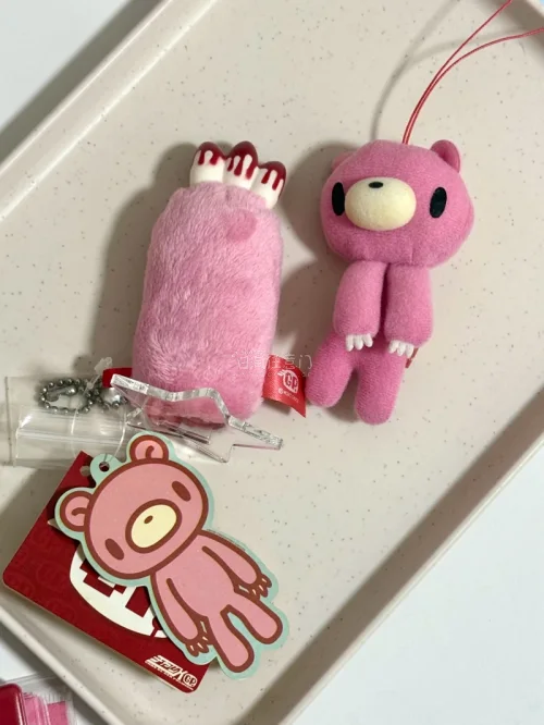 这次走的依旧是ems空运，很丝滑很快，东西收到后也没有任何问题
这次入手的可玩性最高的是gloomy的指套，戴着它拍照有一种自己也成熊的感觉萌萌的，gloomy的卡套也特别美萌
