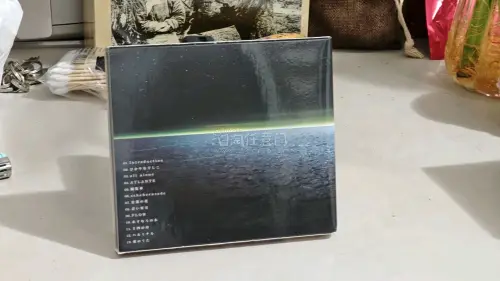 在book off拍到了这张初回限定盘，不算手续和运费只要差不多300日元，价格还是比较实惠。这张专辑比较喜欢的是曲目十四之月和奈落之花，专辑本身的曲目发挥都可以；作编曲的水平良好，较好的配合了电子乐风格。个人认为这张专辑的封面和盘面设计整体不亚于《Ulysses》...