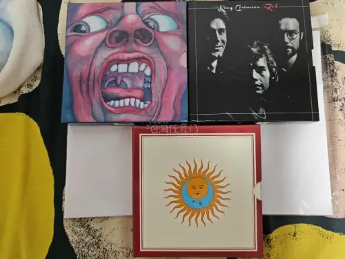 这次特地候着日亚全新品跌价时入的，配合任意门的良心优惠券简直不要太香！又一次安全下车，品相完美，任意门发货迅速。

红王的前卫摇滚作品在音乐史上举足轻重，团长Robert Fripp成立DGM厂牌后每过几年就会推出CD + Blu-ray Audio的良心纪念合集，...
