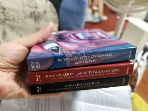 这次特地候着日亚全新品跌价时入的，配合任意门的良心优惠券简直不要太香！又一次安全下车，品相完美，任意门发货迅速。

红王的前卫摇滚作品在音乐史上举足轻重，团长Robert Fripp成立DGM厂牌后每过几年就会推出CD + Blu-ray Audio的良心纪念合集，...