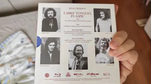这次特地候着日亚全新品跌价时入的，配合任意门的良心优惠券简直不要太香！又一次安全下车，品相完美，任意门发货迅速。

红王的前卫摇滚作品在音乐史上举足轻重，团长Robert Fripp成立DGM厂牌后每过几年就会推出CD + Blu-ray Audio的良心纪念合集，...