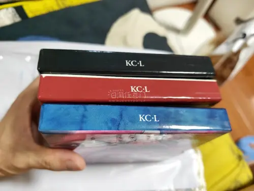 这次特地候着日亚全新品跌价时入的，配合任意门的良心优惠券简直不要太香！又一次安全下车，品相完美，任意门发货迅速。

红王的前卫摇滚作品在音乐史上举足轻重，团长Robert Fripp成立DGM厂牌后每过几年就会推出CD + Blu-ray Audio的良心纪念合集，...