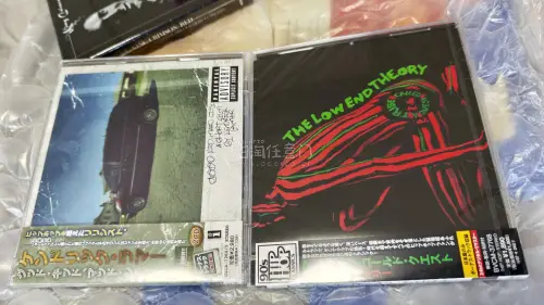 这次特地候着日亚全新品跌价时入的，配合任意门的良心优惠券简直不要太香！又一次安全下车，品相完美，任意门发货迅速。

红王的前卫摇滚作品在音乐史上举足轻重，团长Robert Fripp成立DGM厂牌后每过几年就会推出CD + Blu-ray Audio的良心纪念合集，...